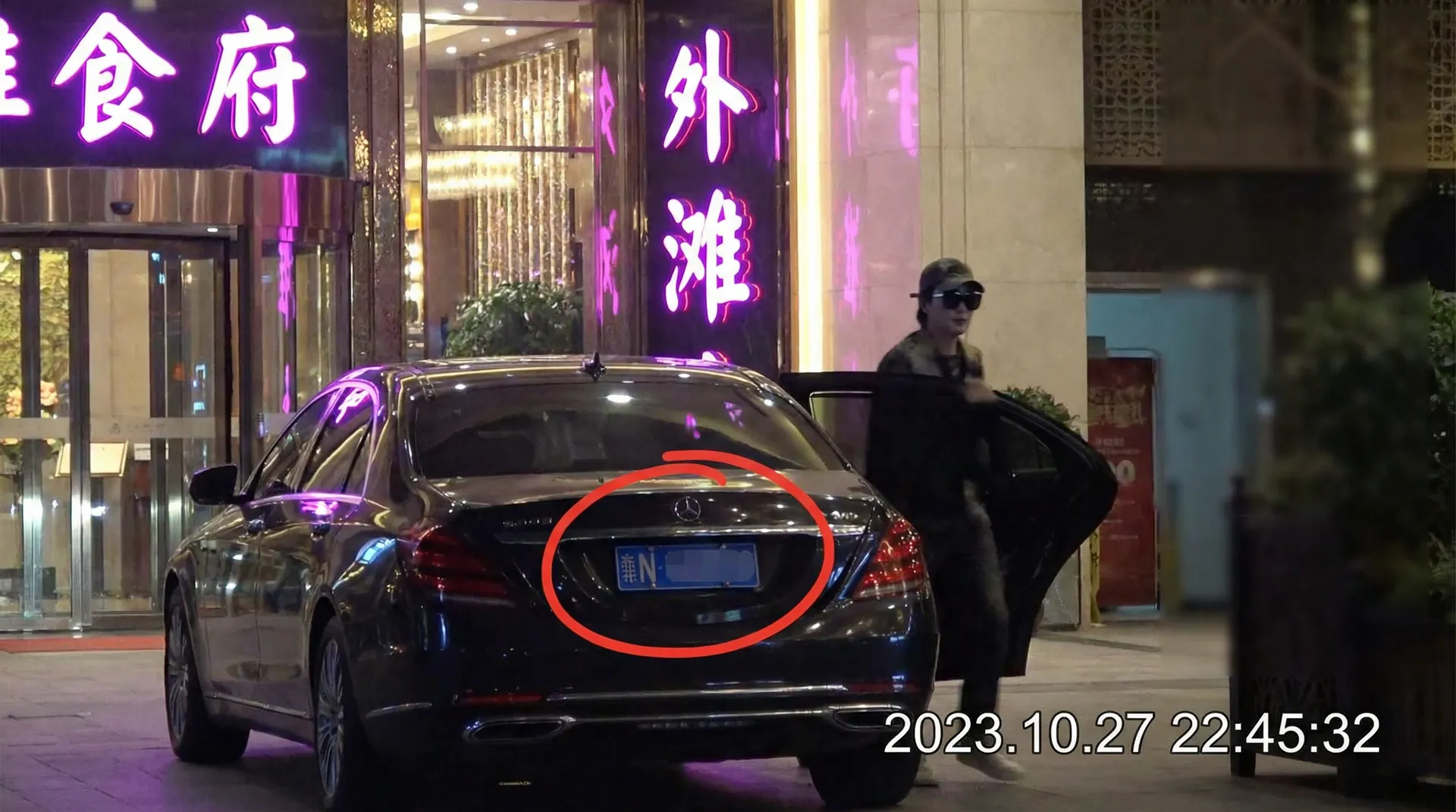 球探体育网站 - 豪车餐厅外偷拍